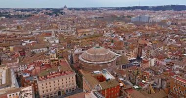 Roma, İtalya 'nın havadan manzaralı çatıları. Başkentin ufuk çizgisi çekiliyor. İHA 'lar tarihi şehir merkezindeki çatıların ve eski binaların üzerinde uçuyor. Roma 'nın güzel manzarası.