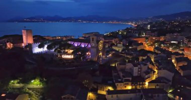 Cannes 'da kumsal manzaralı ve geceleri lüks binalar olan bir hava videosu. Cannes 'da prestijli bir gece hayatı. Cote Azur, Fransız Rivierası 'ndaki en renkli mekanlarıyla tanınan Cannes..