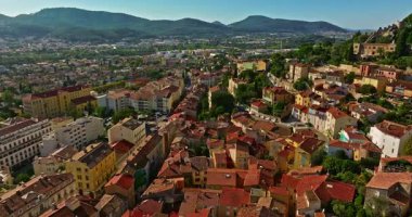 Gök mavisi sahildeki Var departmanındaki Hyeres şehrinin tarihi merkezinin havadan görünüşü ve evleri.