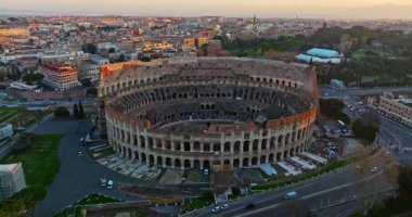 Colosseum 'un uçan insansız hava aracını kuruyorum. Ünlü Antik Roma Arena 'sı. Roma şehir merkezi, İtalya. Kolezyum ve Roma 'daki İmparatorluk Forumları. Colosseum 'un etrafında insansız hava aracı ile güzel bir hava görüntüsü..