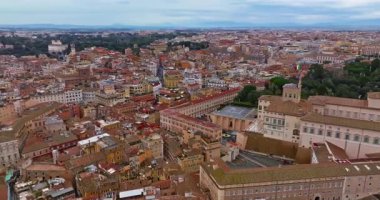 Roma, İtalya 'nın havadan manzaralı çatıları. Başkentin ufuk çizgisi çekiliyor. İHA 'lar tarihi şehir merkezindeki çatıların ve eski binaların üzerinde uçuyor. Roma 'nın güzel manzarası.