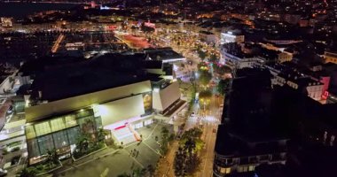 Cannes 'da kumsal manzaralı ve geceleri lüks binalar olan bir hava videosu. Cannes 'da prestijli bir gece hayatı. Cote Azur, Fransız Rivierası 'ndaki en renkli mekanlarıyla tanınan Cannes..
