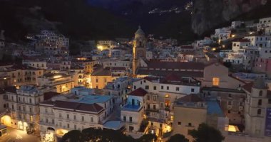 Amalfi Sahili, İtalya. Kayaların üzerinde renkli mimarisi olan Amalfi kasabasının güzel manzarası. Mavi deniz ve mavi gökyüzü. Meşhur seyahat yeri. Amalfi kıyılarının hava görüntüsü İtalya İHA görüntüsü.