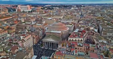 Roma, İtalya 'daki Pantheon cephesi, antik ebedi tapınağa inen havadan. Roma 'nın çatılarının havadan görünüşü. Dünyanın her yerinden kepçelerle en çok ziyaret edilen yerlerden biri..