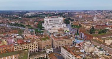 Roma, İtalya 'nın havadan manzaralı çatıları. Başkentin ufuk çizgisi çekiliyor. İHA 'lar tarihi şehir merkezindeki çatıların ve eski binaların üzerinde uçuyor. Roma 'nın güzel manzarası.