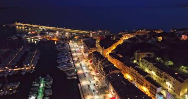 Cannes 'da kumsal manzaralı ve geceleri lüks binalar olan bir hava videosu. Cannes 'da prestijli bir gece hayatı. Cote Azur, Fransız Rivierası 'ndaki en renkli mekanlarıyla tanınan Cannes..
