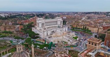 Ulusal Victor Emmanuel Anıtı 'nın Roma şehrindeki hava manzarası. Piazza Venezia 'daki Altare della Patria' nın çekimini yapıyorum. Roma 'nın tarihi merkezinin ünlü ikonik anıtı.