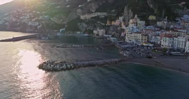 Amalfi Sahili, İtalya. Kayaların üzerinde renkli mimarisi olan Amalfi kasabasının güzel manzarası. Mavi deniz ve mavi gökyüzü. Meşhur seyahat yeri. Amalfi kıyılarının hava görüntüsü İtalya İHA görüntüsü.