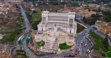 Ulusal Victor Emmanuel Anıtı 'nın Roma şehrindeki hava manzarası. Piazza Venezia 'daki Altare della Patria' nın çekimini yapıyorum. Roma 'nın tarihi merkezinin ünlü ikonik anıtı.