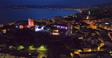 Cannes 'da kumsal manzaralı ve geceleri lüks binalar olan bir hava videosu. Cannes 'da prestijli bir gece hayatı. Cote Azur, Fransız Rivierası 'ndaki en renkli mekanlarıyla tanınan Cannes..