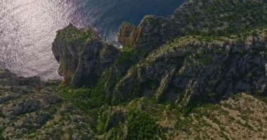 Cassis Town Provence France yakınlarındaki Calanque dEn-Vau 'nun havadan görüntüsü. Körfezin nefes kesici manzarası, Fransa 'da Marsilya yakınlarında kayalıklar, çamlar ve kayalıklarla çevrili beyaz kumsallı güzel mavi bir göl..