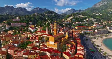 Menton, Provence 'ın eski kısmına insansız hava aracı atışı yapılıyor. Turistik eğlence, seyahat rehberi ve şehir turları. Seyahat, simgeler. Menton Fransa 'da ünlü bir tatil beldesidir..