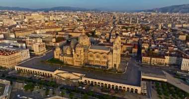 Notre Dame de la Garde 'ın ya da güney Fransa' da günbatımında Muhafız Kilisesi 'nin hava manzarası. Sıcak yaz akşamı ışığı Marsilya şehir manzarasını aydınlatıyor..