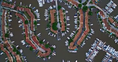 Fransa 'nın güneydoğusundaki Port Grimaud, Provence Alpes Cote Azur bölgesinin hava görüntüsü. Fransız Rivierası 'ndaki güzel marina. Grimaud Limanı 'ndaki renkli evler ve tekneler.