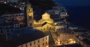 Amalfi Sahili, İtalya. Kayaların üzerinde renkli mimarisi olan Amalfi kasabasının güzel manzarası. Mavi deniz ve mavi gökyüzü. Meşhur seyahat yeri. Amalfi kıyılarının hava görüntüsü İtalya İHA görüntüsü.