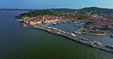 Saint Tropez 'in Fransız Riviera de Cote dAzur üzerindeki hava manzarası. Günbatımında Avrupa 'nın manzara manzarası, Provence. Ünlü marina ve Akdeniz 'de bir sürü yat ve yelkenli..