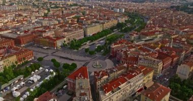 Güneşli bir günde, hareketli bir sahil yürüyüşü manzarası. Nice, Fransa 'da güzel bir manzara. Palmiye ağaçları, eski kasabadaki eski evler gök mavisi deniz ve yeşil tepeler. Fransız Rivierasında yaz.