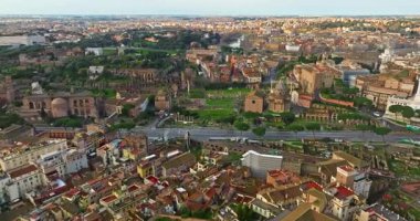 Roma, İtalya 'nın havadan manzaralı çatıları. Başkentin ufuk çizgisi çekiliyor. İHA 'lar tarihi şehir merkezindeki çatıların ve eski binaların üzerinde uçuyor. Roma 'nın güzel manzarası.