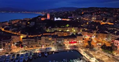 Cannes 'da kumsal manzaralı ve geceleri lüks binalar olan bir hava videosu. Cannes 'da prestijli bir gece hayatı. Cote Azur, Fransız Rivierası 'ndaki en renkli mekanlarıyla tanınan Cannes..