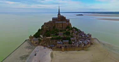 Muhteşem Mont Saint Michel kalesinin havadan görünüşü. Mont Saint-Michel 'in üzerinden uç, Avrupa' nın en unutulmaz manzaralarından biri. Normandiya ve Britanya 'nın birleştiği körfezde..