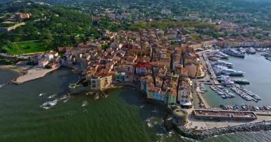Saint Tropez 'in Fransız Riviera de Cote dAzur üzerindeki hava manzarası. Günbatımında Avrupa 'nın manzara manzarası, Provence. Ünlü marina ve Akdeniz 'de bir sürü yat ve yelkenli..