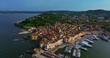 Saint Tropez 'in Fransız Riviera de Cote dAzur üzerindeki hava manzarası. Günbatımında Avrupa 'nın manzara manzarası, Provence. Ünlü marina ve Akdeniz 'de bir sürü yat ve yelkenli..
