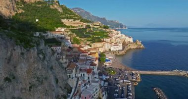 Amalfi Sahili, İtalya. Kayaların üzerinde renkli mimarisi olan Amalfi kasabasının güzel manzarası. Mavi deniz ve mavi gökyüzü. Meşhur seyahat yeri. Amalfi kıyılarının hava görüntüsü İtalya İHA görüntüsü.
