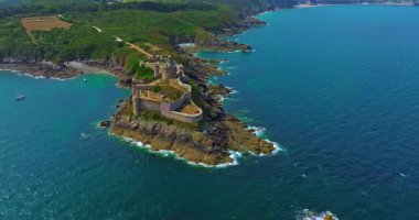 La Latte Kalesi 'nin havadan görünüşü, Cap Frehel, Brittany, Fransa' daki Chateau de la Roche Guyon kumtaşı kayalıklarında dalgaların ezdiği güneşli bir yaz gününde.