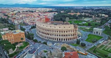 Colosseum 'un uçan insansız hava aracını kuruyorum. Ünlü Antik Roma Arena 'sı. Roma şehir merkezi, İtalya. Kolezyum ve Roma 'daki İmparatorluk Forumları. Colosseum 'un etrafında insansız hava aracı ile güzel bir hava görüntüsü..