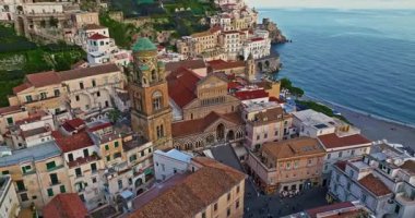 Amalfi Sahili, İtalya. Kayaların üzerinde renkli mimarisi olan Amalfi kasabasının güzel manzarası. Mavi deniz ve mavi gökyüzü. Meşhur seyahat yeri. Amalfi kıyılarının hava görüntüsü İtalya İHA görüntüsü.