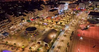 Cannes 'da kumsal manzaralı ve geceleri lüks binalar olan bir hava videosu. Cannes 'da prestijli bir gece hayatı. Cote Azur, Fransız Rivierası 'ndaki en renkli mekanlarıyla tanınan Cannes..