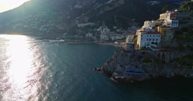 Amalfi Sahili, İtalya. Kayaların üzerinde renkli mimarisi olan Amalfi kasabasının güzel manzarası. Mavi deniz ve mavi gökyüzü. Meşhur seyahat yeri. Amalfi kıyılarının hava görüntüsü İtalya İHA görüntüsü.