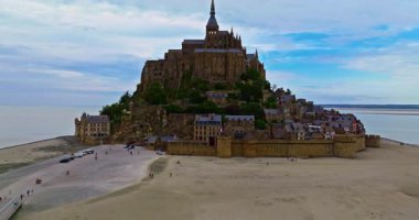 Muhteşem Mont Saint Michel kalesinin havadan görünüşü. Mont Saint-Michel 'in üzerinden uç, Avrupa' nın en unutulmaz manzaralarından biri. Normandiya ve Britanya 'nın birleştiği körfezde..