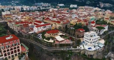 İtalya 'nın Sorrento kentinin havadan görünüşü, İtalya kıyılarında büyük uçurumları olan güzel bir turistik kasaba..