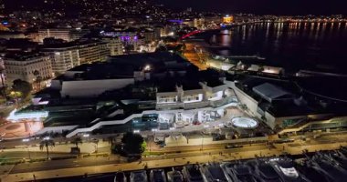 Cannes 'da kumsal manzaralı ve geceleri lüks binalar olan bir hava videosu. Cannes 'da prestijli bir gece hayatı. Cote Azur, Fransız Rivierası 'ndaki en renkli mekanlarıyla tanınan Cannes..