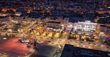 Cannes 'da kumsal manzaralı ve geceleri lüks binalar olan bir hava videosu. Cannes 'da prestijli bir gece hayatı. Cote Azur, Fransız Rivierası 'ndaki en renkli mekanlarıyla tanınan Cannes..