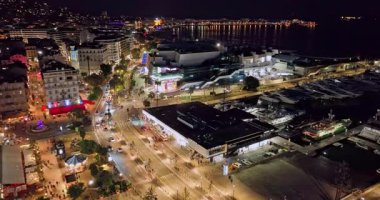 Cannes 'da kumsal manzaralı ve geceleri lüks binalar olan bir hava videosu. Cannes 'da prestijli bir gece hayatı. Cote Azur, Fransız Rivierası 'ndaki en renkli mekanlarıyla tanınan Cannes..