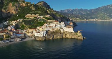Amalfi Sahili, İtalya. Kayaların üzerinde renkli mimarisi olan Amalfi kasabasının güzel manzarası. Mavi deniz ve mavi gökyüzü. Meşhur seyahat yeri. Amalfi kıyılarının hava görüntüsü İtalya İHA görüntüsü.