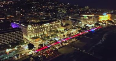 Cannes 'da kumsal manzaralı ve geceleri lüks binalar olan bir hava videosu. Cannes 'da prestijli bir gece hayatı. Cote Azur, Fransız Rivierası 'ndaki en renkli mekanlarıyla tanınan Cannes..