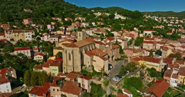 Gök mavisi sahildeki Var departmanındaki Hyeres şehrinin tarihi merkezinin havadan görünüşü ve evleri.