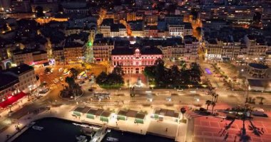 Cannes 'da kumsal manzaralı ve geceleri lüks binalar olan bir hava videosu. Cannes 'da prestijli bir gece hayatı. Cote Azur, Fransız Rivierası 'ndaki en renkli mekanlarıyla tanınan Cannes..