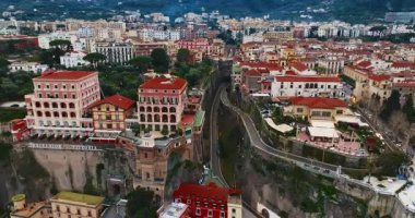 İtalya 'nın Sorrento kentinin havadan görünüşü, İtalya kıyılarında büyük uçurumları olan güzel bir turistik kasaba..
