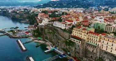 İtalya 'nın Sorrento kentinin havadan görünüşü, İtalya kıyılarında büyük uçurumları olan güzel bir turistik kasaba..