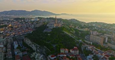 Günbatımında Fransa 'nın güneyindeki Marsilya' nın hava manzarası.