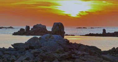 Fransa 'nın Brittany kentindeki Atlantik Okyanusu kıyısındaki dev kayaların hava manzarası. Brittany 'nin terk edilmiş kayalık kıyı şeridi.