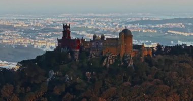 Günbatımında renkleri olan Sintra 'daki Pena Sarayı' nın hava manzarası.