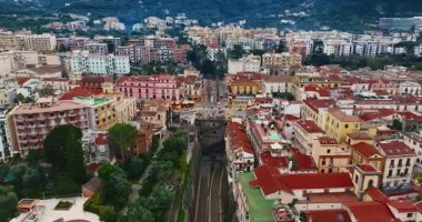 Güney İtalya 'daki Akdeniz kıyısındaki Napoli Körfezi' ndeki Sorrento şehri ve sahil manzarası.