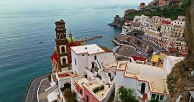 İtalya 'nın ünlü Amalfi Sahili' nin Atrani manzarası. Amalfi sahilinin ünlü turistik beldesi..