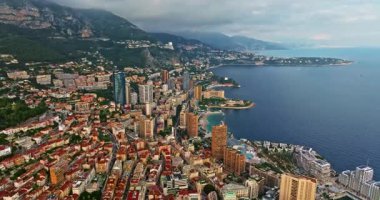 Akdeniz 'de küçük bir ülke olan Monako' nun, modern yüksek binaların, Monte Carlo, Monako 'nun gökyüzü manzarası..