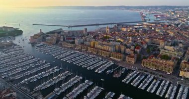 Günbatımında Marsilya 'daki tarihi Vieux Limanı' nın hava manzarası, Fransa.